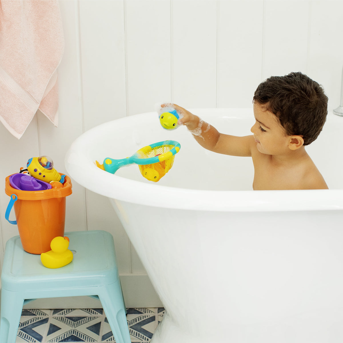 Munchkin Catch & Score Hoop 2-in-1 Baby and Toddler Bath Toy, Multi-Color, Unisex